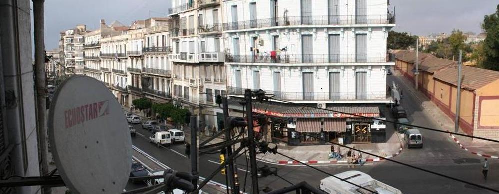 Nous sommes au-dessus du Rex, le boulevard qui descend est le Boulevard Joffre, la petite rue en face qui monte est la rue Daru