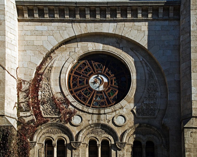 Le fronton de l'ex-synagogue